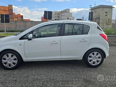 Usata Opel Corsa 85 CV (62 kW) 2013 Bianco Berlina