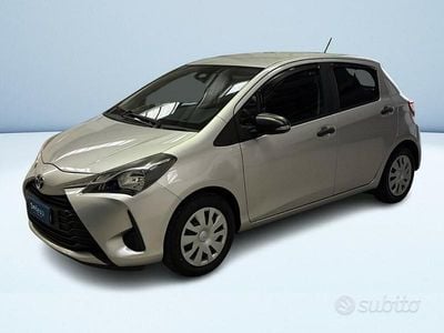 Usata Toyota Yaris Lounge 111 CV (81 kW) 2019 Grigio Berlina