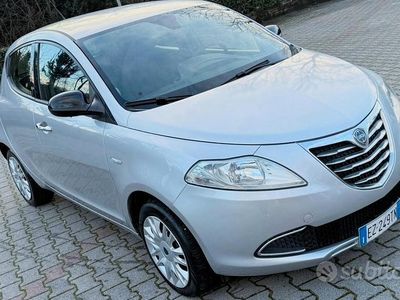 Usata Lancia Ypsilon 69 CV (50 kW) 2015 Grigio Utilitaria