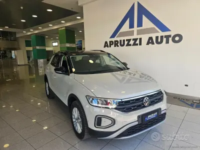 Usata VW T-Roc Life 150 CV (110 kW) 2023 Beige SUV