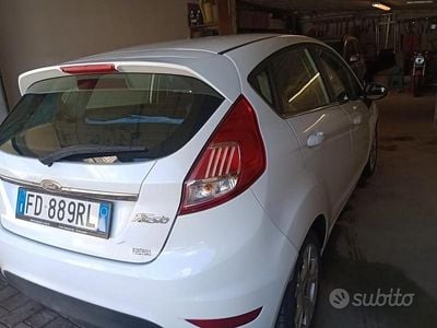 Usata Ford Fiesta 75 CV (55 kW) 2016 Bianco Utilitaria