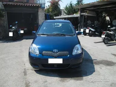 Usata Toyota Yaris 65 CV (47 kW) 2003 Blu Berlina