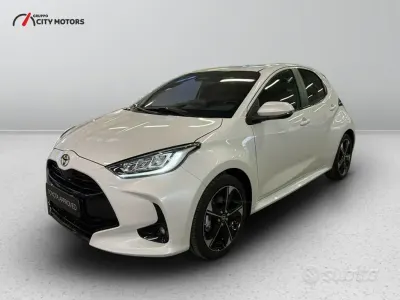 Nuova Toyota Yaris Hybrid Lounge 131 CV (96 kW) 2026 Pearl white Berlina