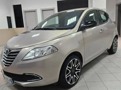 Usata Lancia Ypsilon Gold 95 CV (69 kW) 2013 Marrone Utilitaria