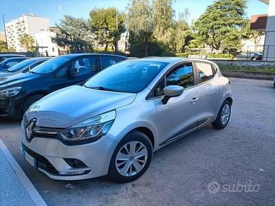 Usado Renault Clio IV Zen 90 CV (66 kW) 2018 Gris Berlina