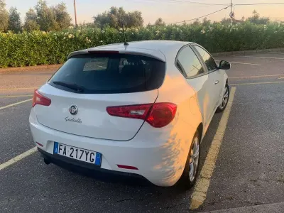 Usata Alfa Romeo Giulietta Progression 120 CV (88 kW) 2015 Bianco Utilitaria