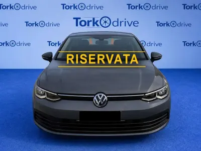 Usata VW Golf VIII Life 110 CV (80 kW) 2022 Dolphin grey metall. Berlina