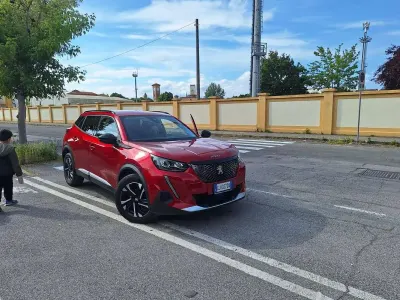 Usata Peugeot 2008 Allure 110 CV (80 kW) 2022 Rosso SUV