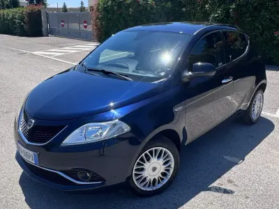 Usata Lancia Ypsilon Platinum 95 CV (69 kW) 2016 Blu Utilitaria