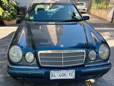 Usado Mercedes E200 Elegance 136 CV (100 kW) 1997 Azul Berlina