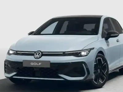 Nuova VW Golf VIII R-line Plus 150 CV (110 kW) 2026 Crystal ice blue Berlina