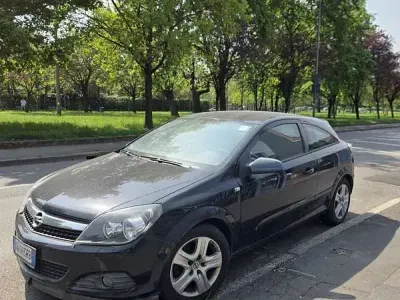 Usata Opel Astra GTC Enjoy 90 CV (66 kW) 2009 Berlina