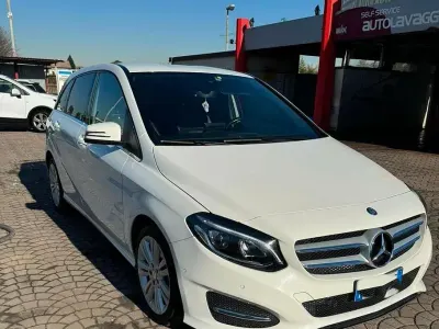 Usata Mercedes B200 140 CV (102 kW) 2015 Bianco Monovolume