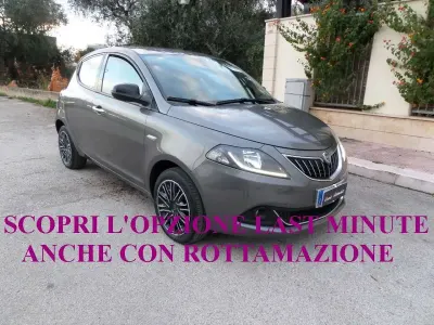 Usata Lancia Ypsilon Gold 69 CV (50 kW) 2022 Grigio pietra metallizzato Utilitaria