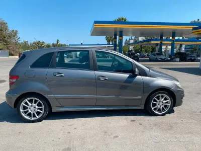 Usata Mercedes B180 109 CV (80 kW) 2010 Grigio Monovolume