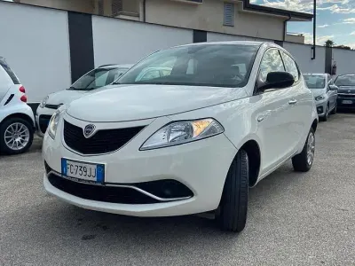 Usata Lancia Ypsilon 80 CV (58 kW) 2015 Bianco Utilitaria