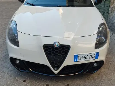 Usata Alfa Romeo Giulietta Quadrifoglio 235 CV (172 kW) 2011 Bianco Utilitaria