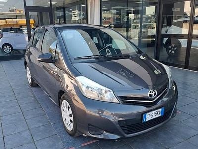 Usata Toyota Yaris Lounge 90 CV (66 kW) 2013 Grigio Utilitaria