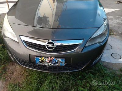 Grigio Usata 2012 Opel Astra Berlina | 6000 € (Buon prezzo)