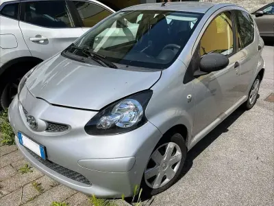 Usata Toyota Aygo 68 CV (50 kW) 2010 Argento Utilitaria