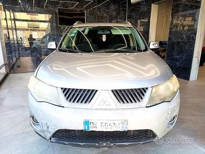 Usata Mitsubishi Outlander Invite 140 CV (102 kW) 2007 Grigio scuro SUV