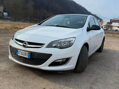 Usata Opel Astra 165 CV (121 kW) 2013 Berlina