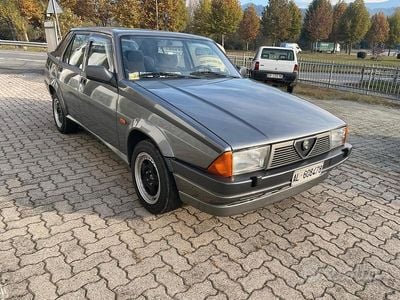 Usata Alfa Romeo 75 148 CV (108 kW) 1988 Grigio Berlina