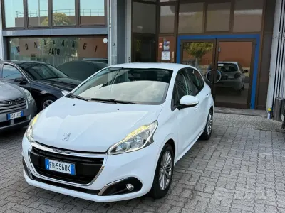 Usata Peugeot 208 Access 82 CV (60 kW) 2015 Bianco Utilitaria