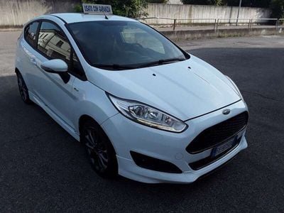 Usata Ford Fiesta ST-Line 101 CV (74 kW) 2016 Bianco Utilitaria
