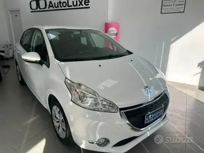 Usata Peugeot 208 Access 82 CV (60 kW) 2013 Bianco Utilitaria