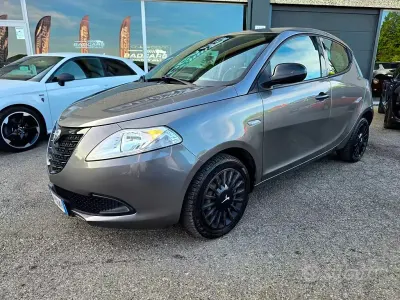 Usata Lancia Ypsilon 69 CV (50 kW) 2015 Grigio Utilitaria
