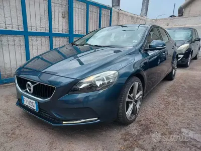 Usata Volvo V40 Momentum 120 CV (88 kW) 2017 Grigio Berlina