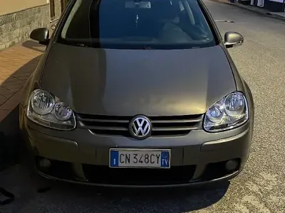 Usata VW Golf V 105 CV (77 kW) 2004 Grigio Utilitaria