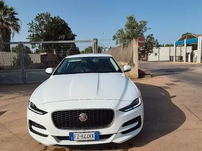 Usata Jaguar XE 180 CV (132 kW) 2019 Bianco Berlina