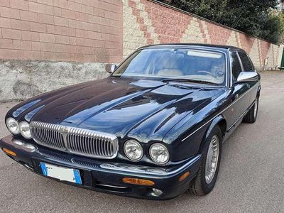 Usata Jaguar XJ8 275 CV (202 kW) 1998 Verde Berlina