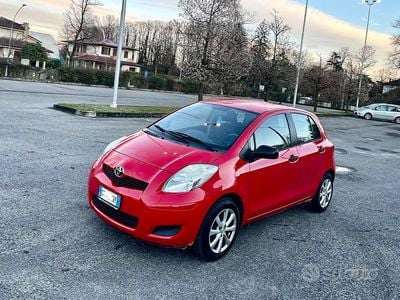 Usata Toyota Yaris 69 CV (50 kW) 2010 Rosso Utilitaria