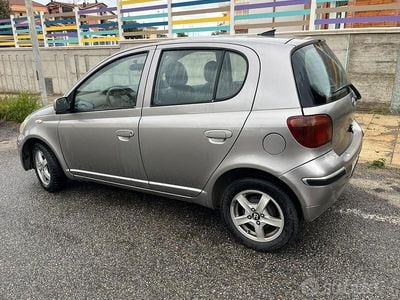 Usata Toyota Yaris 75 CV (55 kW) 2003 Grigio Berlina