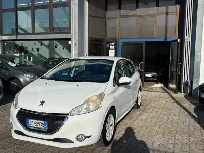Usata Peugeot 208 Active 68 CV (50 kW) 2013 Bianco Utilitaria