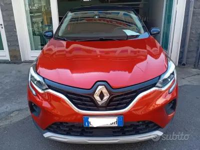 Usata Renault Captur Techno 101 CV (74 kW) 2023 Rosso SUV