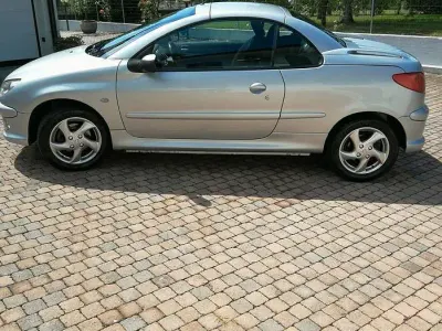 Usata Peugeot 206 CC 109 CV (80 kW) 2003 Grigio Cabrio