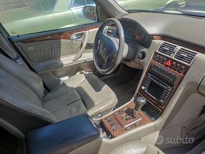 Usata Mercedes E220 143 CV (105 kW) 2001 Bianco Berlina