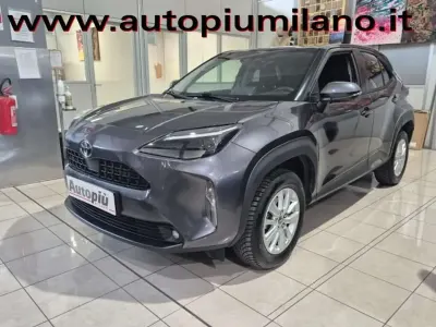 Begagnad Toyota Yaris Cross Business Edition 92 HK (67 kW) 2023 Grå SUV