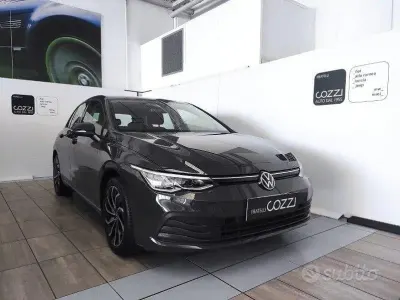 Usata VW Golf VIII Life 110 CV (80 kW) 2024 Grigio Berlina