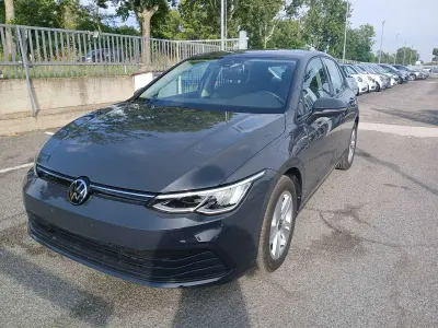 Usata VW Golf VIII Life 116 CV (85 kW) 2024 Grigio Berlina