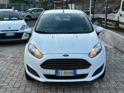 Usata Ford Fiesta 80 CV (58 kW) 2013 Bianco Berlina