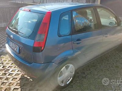 Usata Ford Fiesta 75 CV (55 kW) 2005 Blu Utilitaria