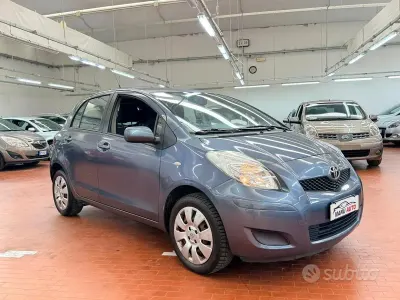 Usata Toyota Yaris Sol 69 CV (50 kW) 2010 Grigio Utilitaria