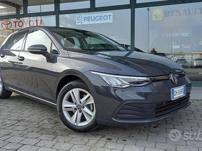 Usata VW Golf VIII Life 116 CV (85 kW) 2022 Grigio Berlina