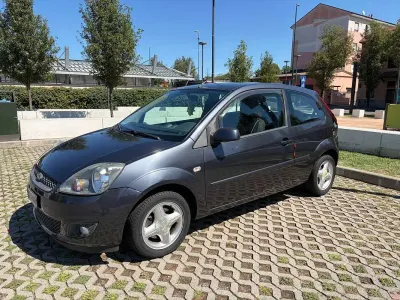 Usata Ford Fiesta 75 CV (55 kW) 2007 Grigio Utilitaria