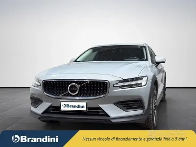 Usata Volvo V60 CC Core 197 CV (144 kW) 2023 Grigio met. Station wagon